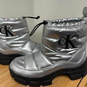 Calvin Klein Delicia Silver Puffer Mid Ankle Winter Boots sz. 8.5 NEW